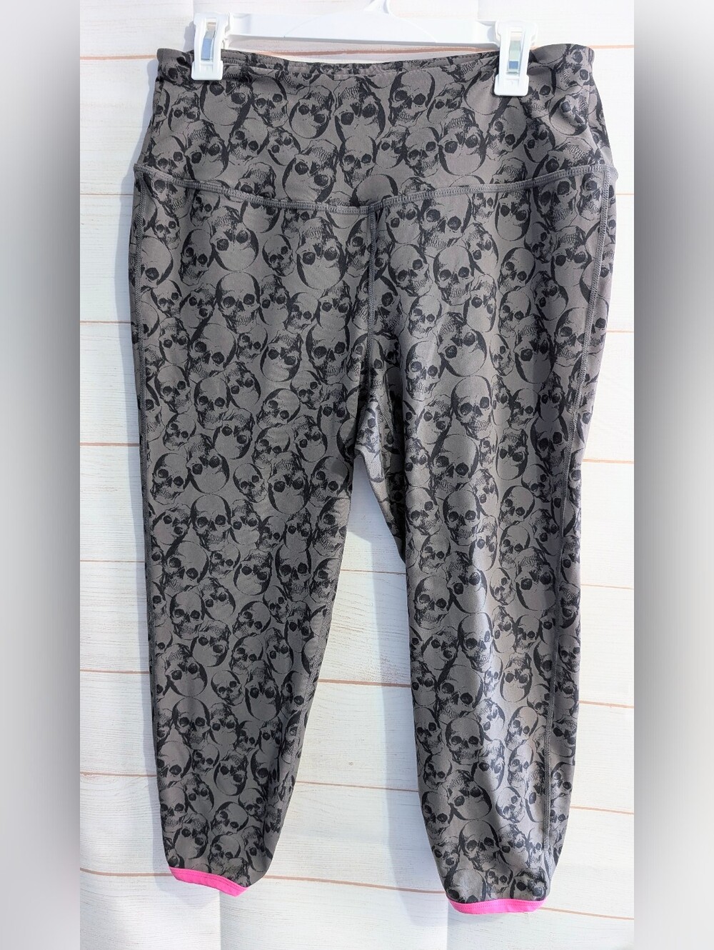 Rare 😮 Torrid Active Gray Skull Print Cropped Leggings with Pink Trim Size 1X
